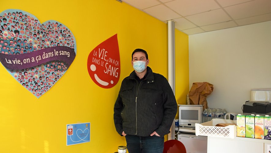 Lucas Azemar est venu les bras chargés de cadeaux, hier, sur le site de l’Établissement français du sang (EFS) de Rodez.