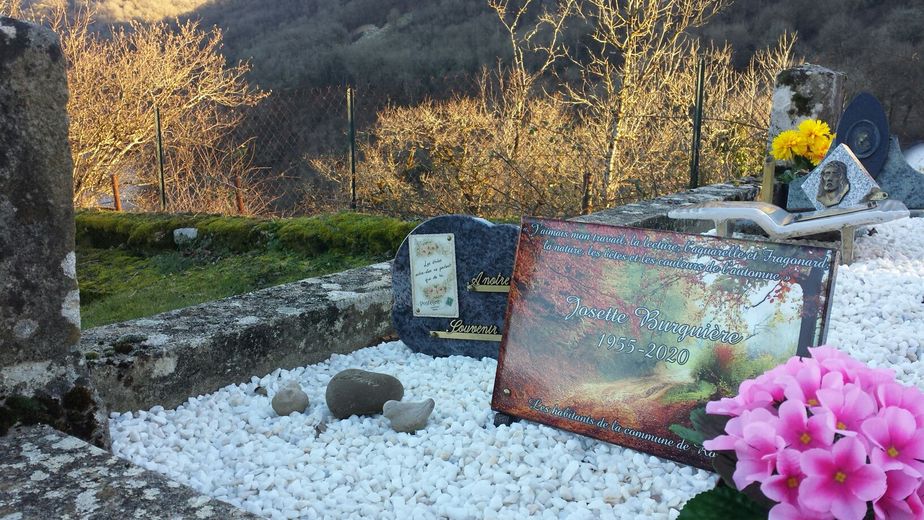 La tombe de Josette Burguière à Rodelle, surplombant la vallée du Dourdou.