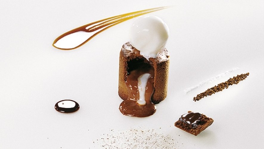 Si l’on évoque souvent le Gargouillou comme plat signature des Bras, le coulant  au chocolat fut également inventé par Michel, au début des années 1980.  Ici, l’une de ses versions servies  au Suquet.