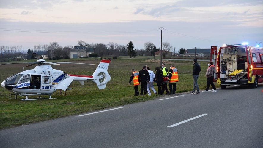 Un hélicoptère a transporté le motard blessé à l'hôpital de Rodez.