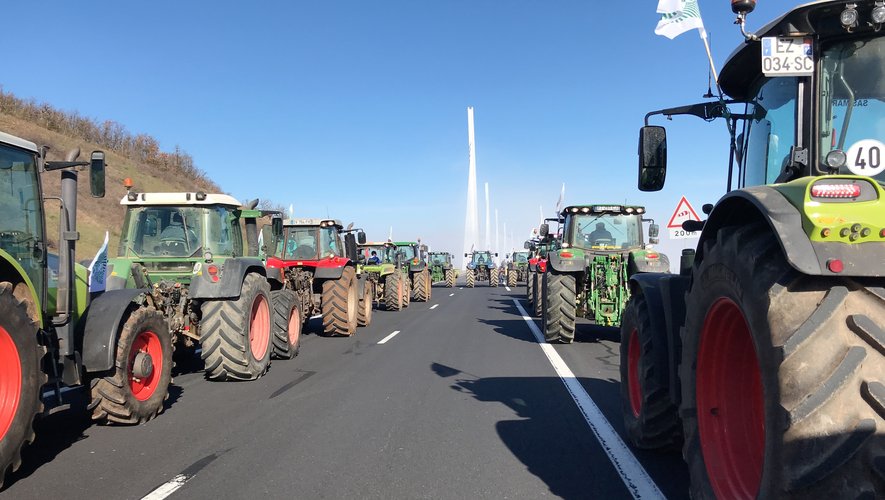 Les tracteurs de la FDSEA et des JA à l'assaut du viaduc de Millau.