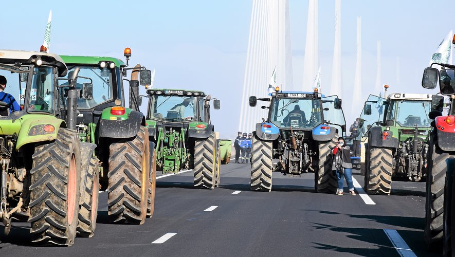 Une trentaine de tracteurs a emprunté le viaduc de Millau, hier sur les coups de midi.