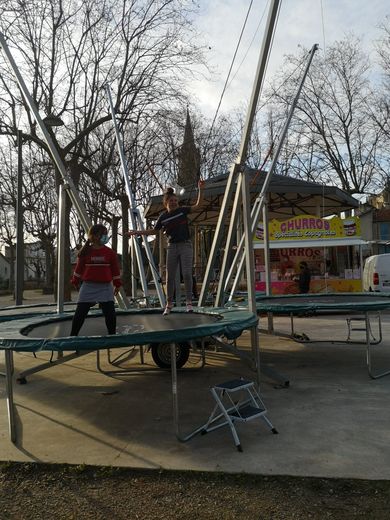 Quatre trampolines ont été installés place Saint-Jean.