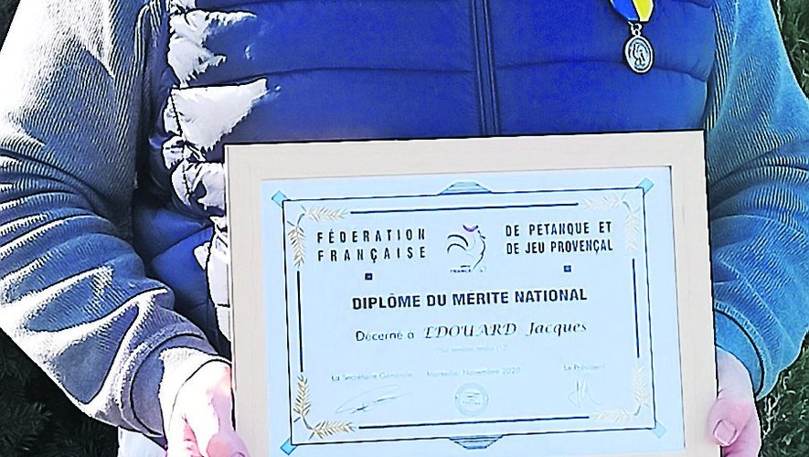 Jacques Edouard a reçu le diplôme  du mérite national.