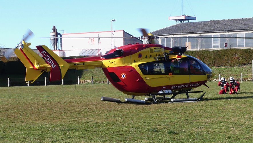 L’hélicoptère prend en charge les deux pompiers volontaires.