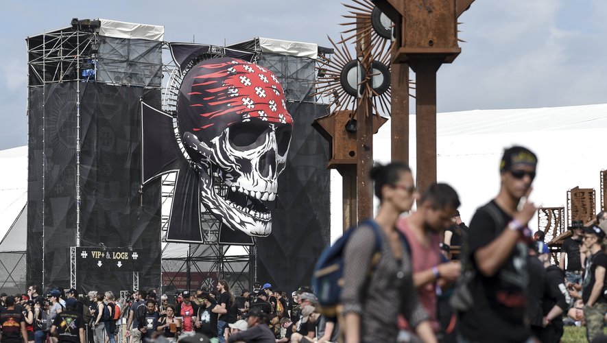 Des fans de heavy metal assistent au Hellfest metal music festival à Clisson, dans l'ouest de la France, le 21 juin 2019.