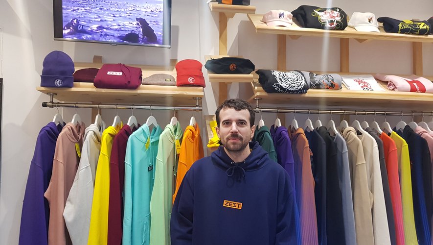 Jonathan Puech fêtera, dans quelques jours, le cinquième anniversaire de l’ouverture de son magasin Zest à Toulouse, où il vend les vêtements de sa création.