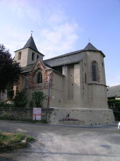 Le village compte une splendide église romano gothique.