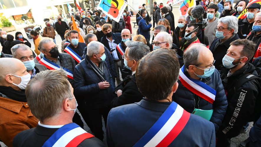 Une centaine de personnes et beaucoup d'élus réunis ce matin devant la préfecture de l'Aveyron.