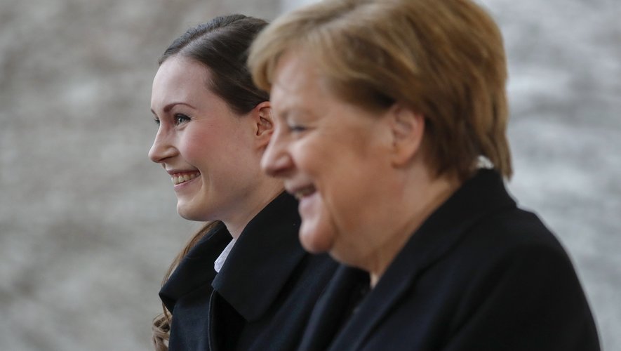 La chancelière allemande Angela Merkel (à droite) et la Première ministre finlandaise Sanna Marin (à gauche), le 19 février 2020, à Berlin.