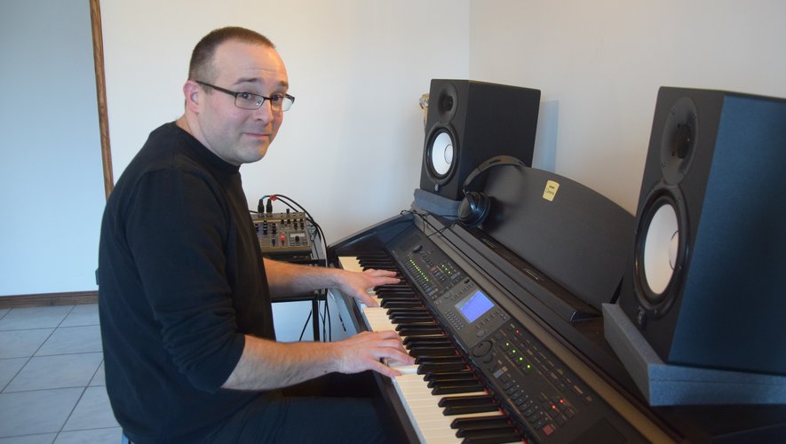 Nicolas dans son home studio, au pied du château de Calmont, compose la musique du film de Thierry Noguéro.