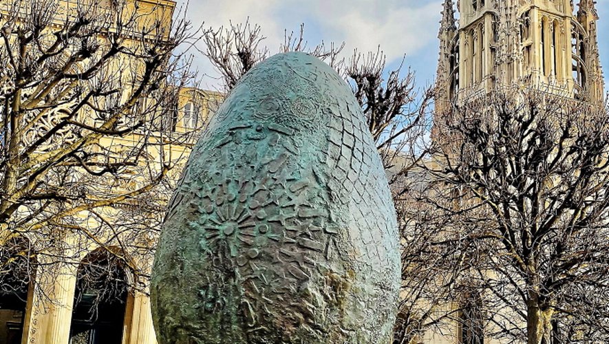 Exposé place du Louvre, à Paris, jusqu’à fin mars, l’œuf de dinosaure de Rachid Khimoune rejoindra, par la suite, la ville de Dreux qui en avait passé commande, après la rétrospective que cette ville avait consacrée à l’artiste, en 2017. Cette rétrospective a fait l’objet d’un très beau catalogue, qui permet de mieux appréhender et apprécier l’œuvre de l’artiste. 