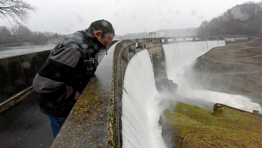 Les récentes crues ont fait déborder le barrage  de Pont-de-Salars.