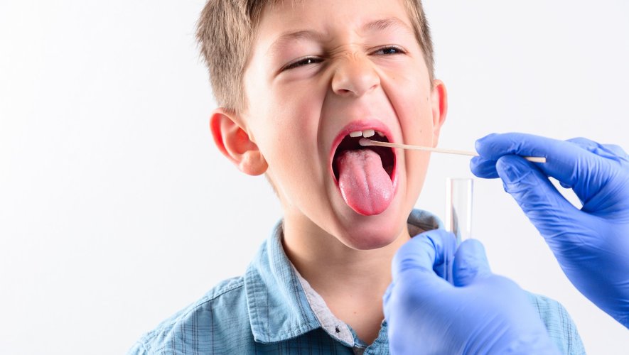 Les tests salivaires s’étendent dans les écoles.
