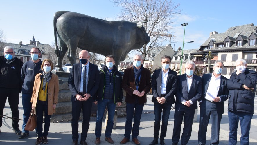 Les parlementaires Aveyronnais ont posé symboliquement devant le Taureau de Laguiole pour soutenir le couteau du même nom.