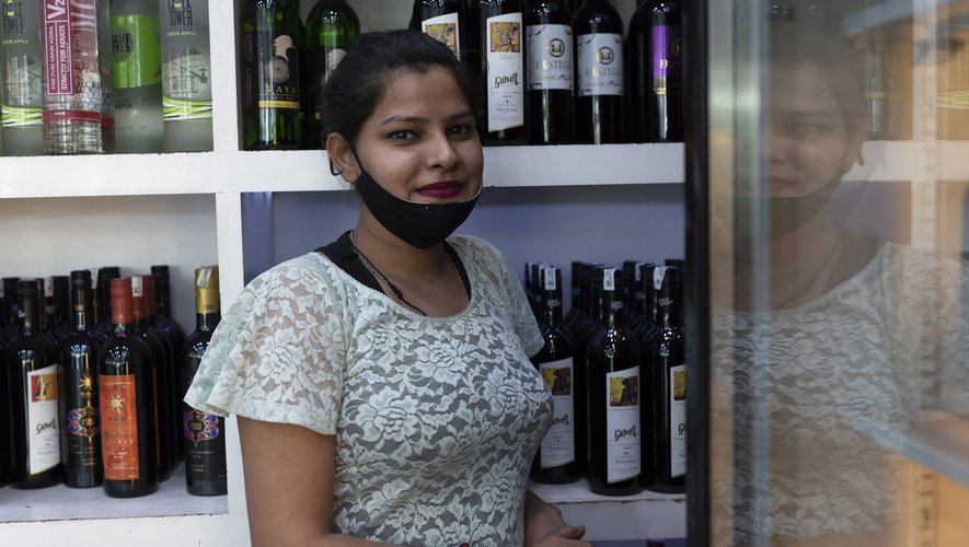 Priyanka, membre du personnel, se déclare enchantée de n'avoir affaire qu'à une clientèle féminine: "au moins ici, je suis tranquille".