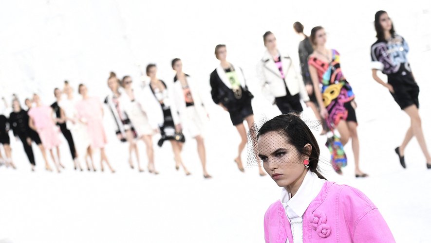 Chanel a placé mardi son show virtuel dans un univers sensuel, où les filles s'amusent entre elles en défilant.