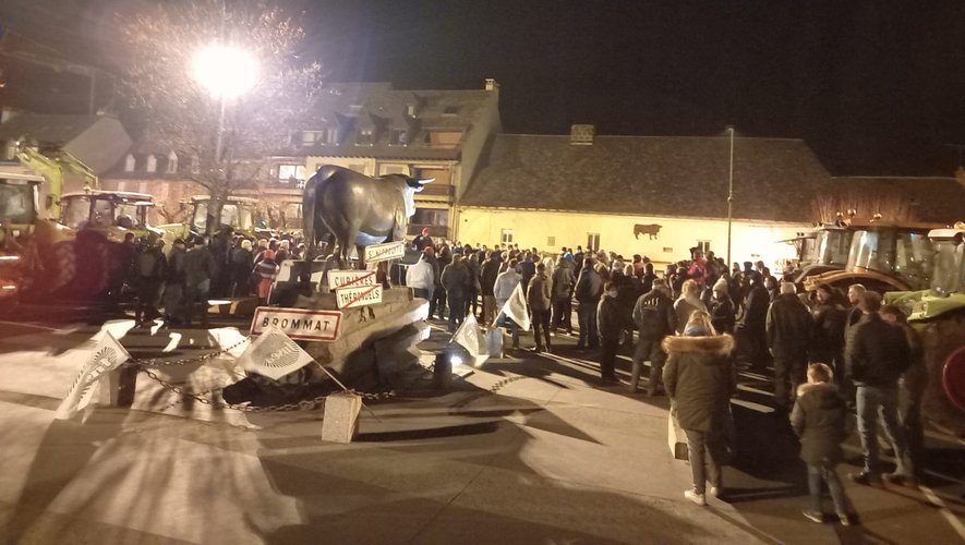 Les éleveurs du Nord-Aveyron se sont donnés rendez-vous près du fameux taureau de Laguiole.
