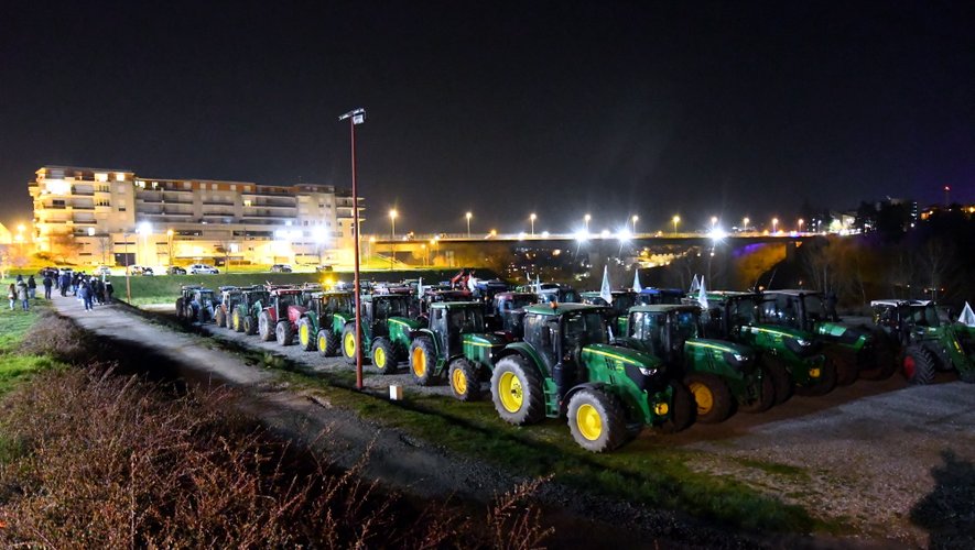 A Rodez, plus de 100 tracteurs se sont retrouvés à Bourran, avant un tour de ville.