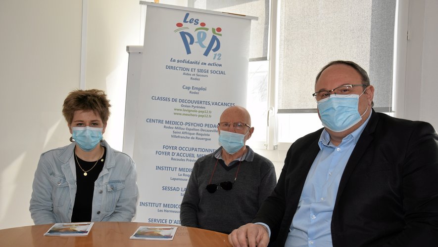 Anaïs Vidal, en charge de la communication et de la diffusion de cette plateforme, Michel Franc, président des PEP12 et Bruno Viargues, président du CMPP.