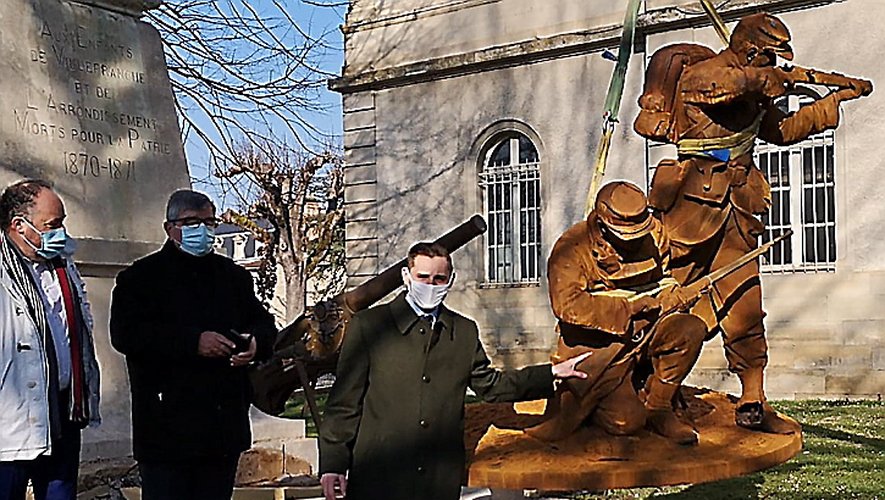 Les élus Jean-Michel Bouyssié, Jacques Andurand et Florian Thompson  ont assisté au départ des statues.