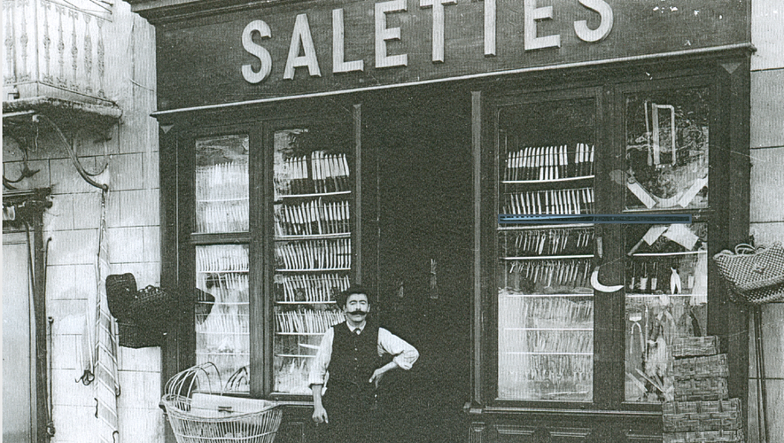 Salettes, un coutelier dans le village de Laguiole au XIXe siècle.		Collection privée / 	Dossier de l’enquête publique