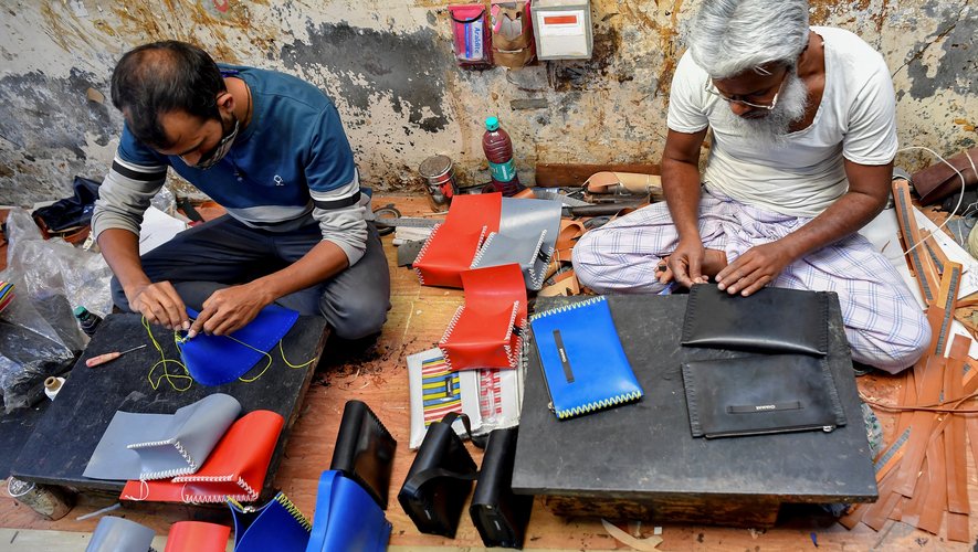 Mais la tâche n'en est pas moins laborieuse pour fabriquer ces sacs de qualité supérieure, vendus à des prix allant de 1.500 à 39.000 roupies (440 euros) et distribués dans des magasins haut de gamme à Bombay.