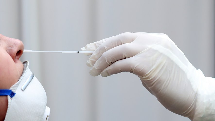 Roche a annoncé mardi le lancement d'un nouveau test de diagnostic, conçu pour détecter les variations du coronavirus à des fins de recherche.
