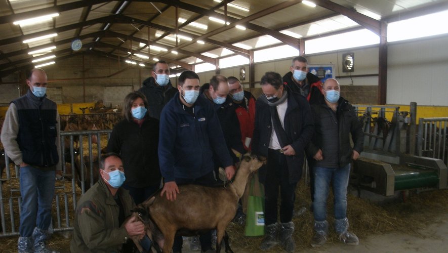 Les protagonistes autour d’Alain Marc  dans la chèvrerie de la famille Cabot.