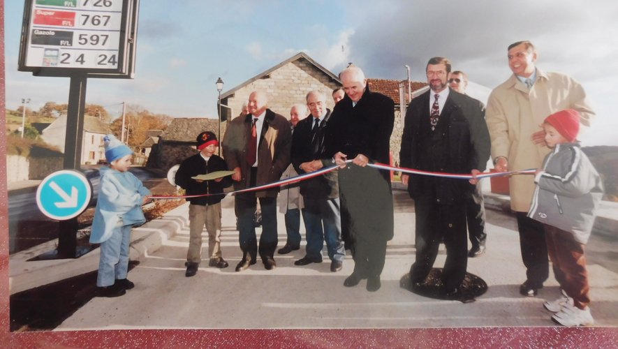 Inauguration des pompes communales au printemps 2000.