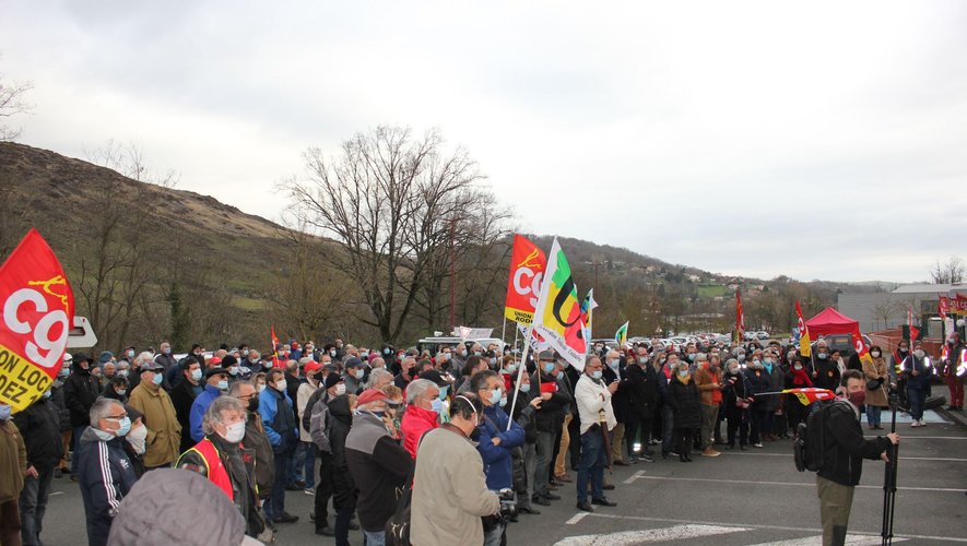 Ils étaient près de 400 manifestants rassemblés devant le centre courrier de La Poste à Aubin.