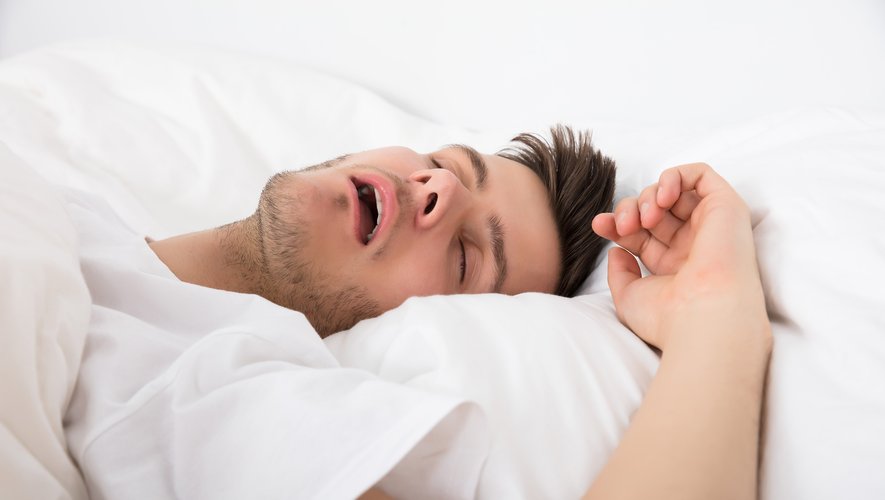 Adopter certaines pratiques au quotidien pourrait vous aider à mieux dormir.