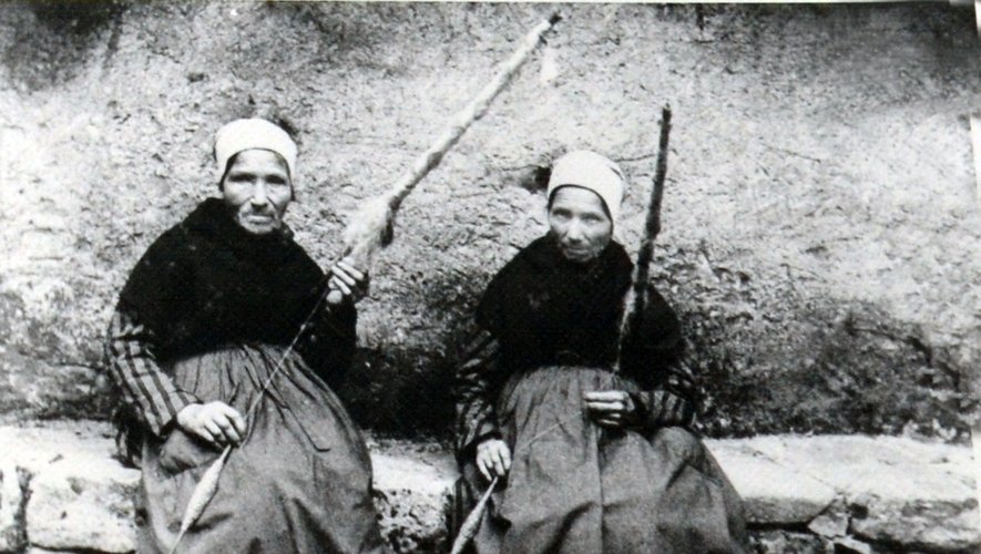Le chanvre, le lin ou la laine étaient surtout filés  l’hiver, par les femmes  à la veillée (photo expo).