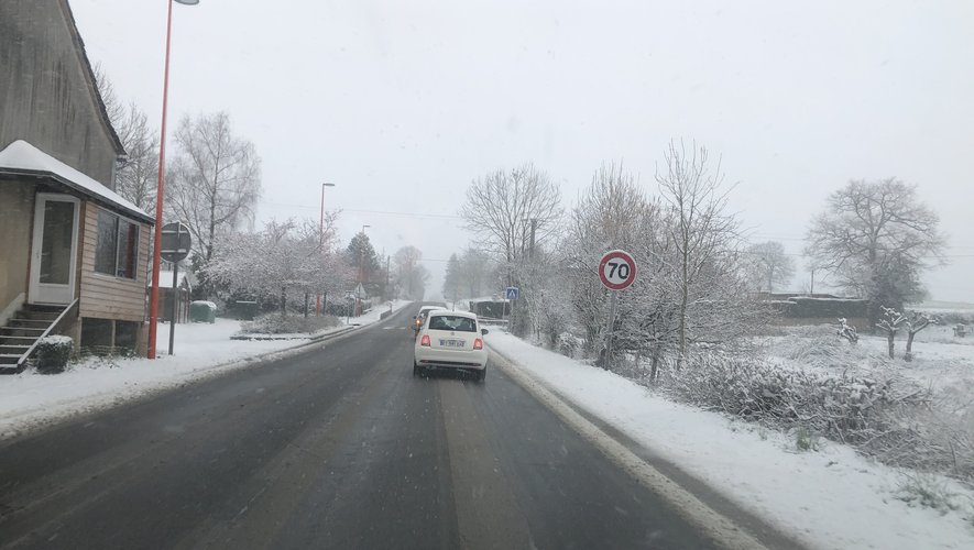 La neige fait son retour sur les routes.