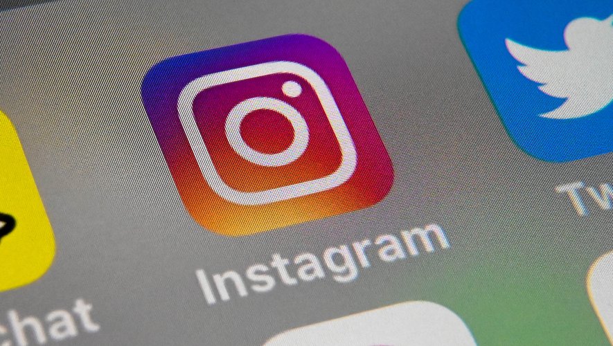 Même si Instagram interdit les comptes des moins de 13 ans, de nombreux jeunes utilisateurs continuent de contourner cette règle en mentant sur leur véritable âge.