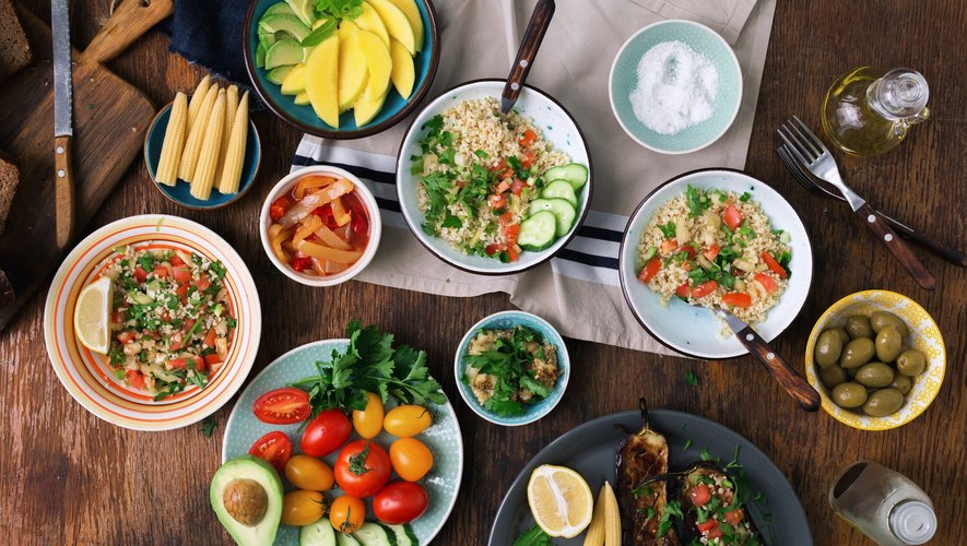 Dans une enquête OpinionWay réalisée pour la marque Beendi en 2020, 74% des sondés expliquent ressentir une gêne à "imposer" leur régime végétarien ou vegan de peur d'être jugés "négativement" par leurs proches.