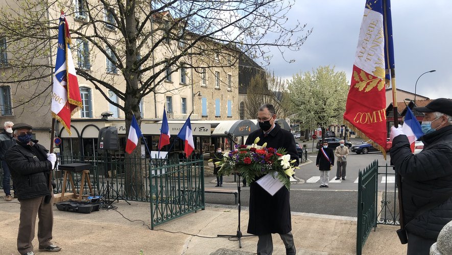 Le secrétaire général de la préfecture de Villefranche Pierre Gavois, dépose une gerbe au monument aux morts.