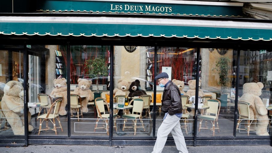 Le gouvernement a annoncé que les fleuristes, tout comme les chocolatiers et d'autres magasins nouvellement jugés "essentiels", seraient ajoutés à la liste des commerces autorisés à rester ouverts dans les 16 départements reconfinés dont Paris.