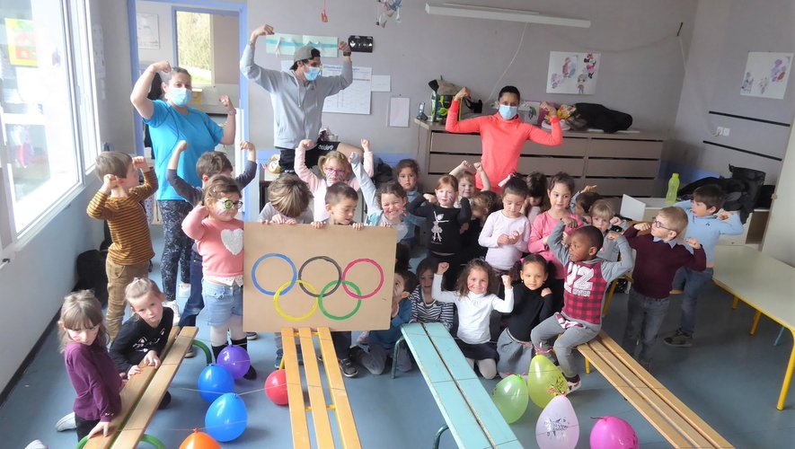 Les enfants et leurs animateurs fiers de participer à l’atelier "Jeux Olympiques".