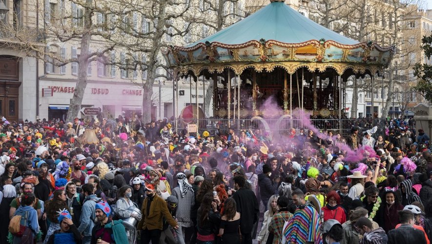 Quelque 6.500 personnes ont défié les restrictions sanitaires pour un carnaval dans les rues de Marseille.