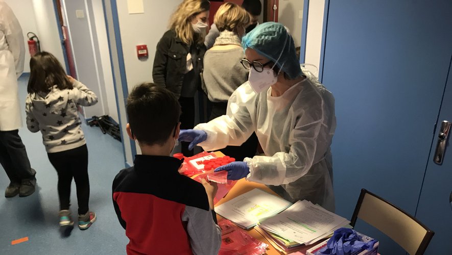 L'école Cambon, à Rodez, a lancé le 4 mars la campagne de tests salivaires dans les écoles du département.