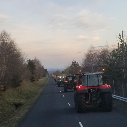 Une vingtaine de tracteurs aveyronnais sont partis tôt ce matin en direction de Clermont.