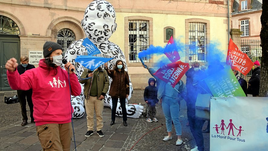 La Manif pour tous a fait son retour dans les rues de Rodez, hier matin,  en même temps que la marche pour le climat.