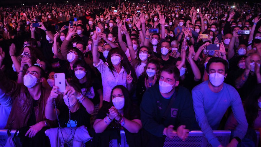 Une salle de Barcelone a fait un voyage dans un monde pré-pandémie samedi pour une expérience clinique visant à montrer que des concerts sont possibles malgré le Covid.