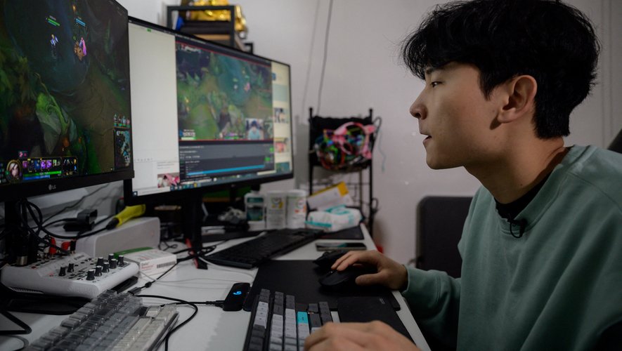 Kim Min-kyo joue jusqu'à 15 heures par jour à des jeux vidéo et fait fortune grâce aux milliers de fans qui suivent en direct ses exploits.