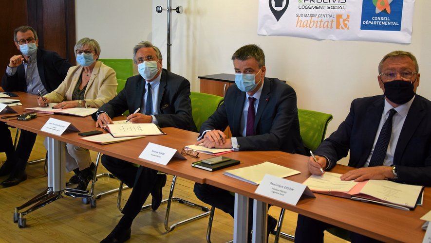 Jean-François Galliardet Yannick Borde, président de Procivis (au centrede la photo), ont officialiséla signature.