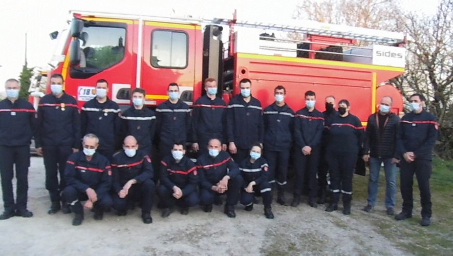 Nos pompiers du Centre d’Incendie et de Secoursdevant le nouveau CCF tout neuf