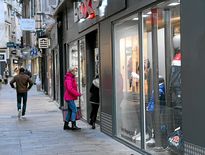 Les salons de coiffure, les librairies, les disquaires ou les fleuristes pourront cette fois rester ouverts, contrairement aux deux premiers confinements.