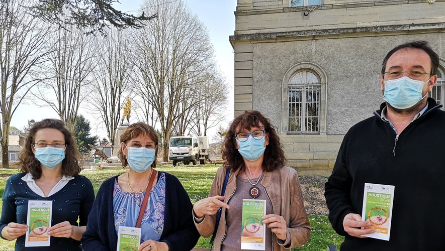Émilie Teyssières, Martine Razavi, Pascale Combe et Arnaud Nouviale prêts à dénicher les moustiques tigres