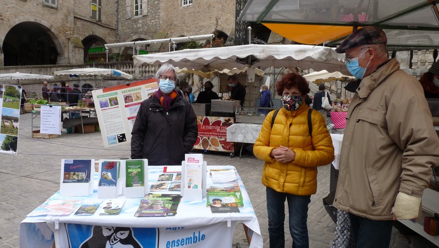 Françoise Brunet et Anne Vabre, bénévoles de la LPO sur le marché.